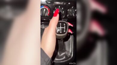 Italiana si masturba col cambio della macchina