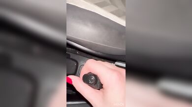 Italiana si masturba col cambio della macchina