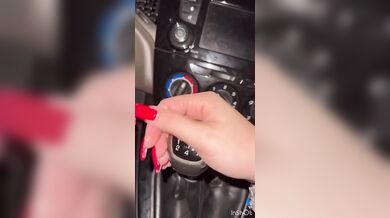 Italiana si masturba col cambio della macchina