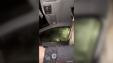 Italiana si masturba col cambio della macchina