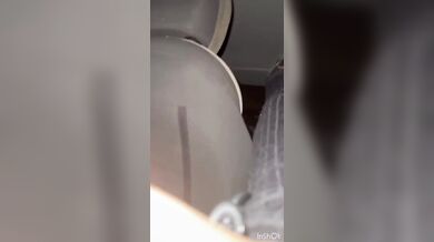 Italiana si masturba col cambio della macchina