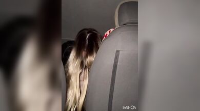 Italiana si masturba col cambio della macchina