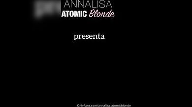 Bionda fica si masturba con plug anale OF