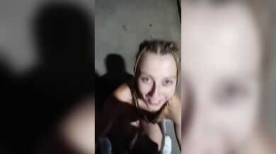 Pompino napoletana bionda in un parcheggio