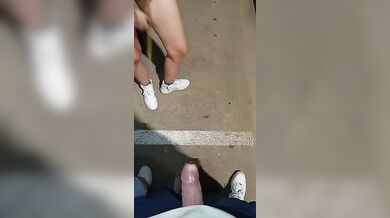 Pompino napoletana bionda in un parcheggio