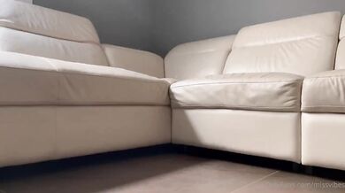 Mi ha chiavata sul divano in fica e culo