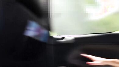 Esce le tette in auto eccitando il taxista