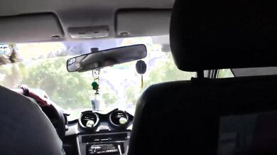 Esce le tette in auto eccitando il taxista