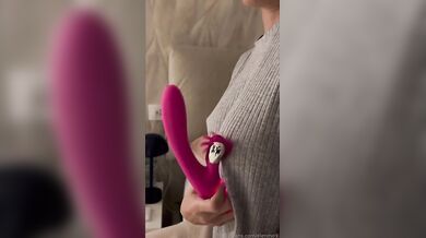 Il cazzo di gomma lo usano anche le Vip