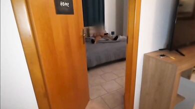 Lo sorprende a masturbarsi e si fa sbattere come una troia