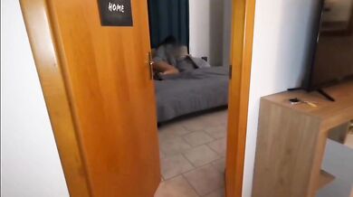 Lo sorprende a masturbarsi e si fa sbattere come una troia