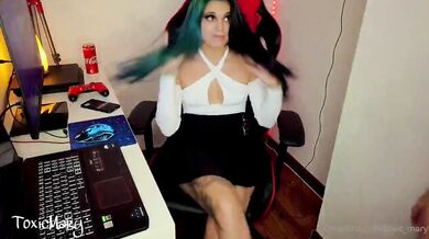Toxic molto vogliosa di cazzo OF