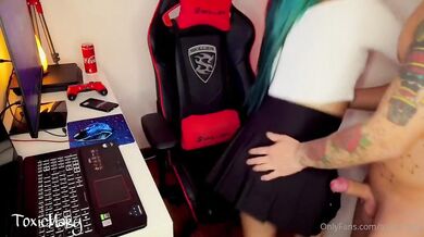 Toxic molto vogliosa di cazzo OF
