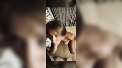 Pompino vogliosa di ricevere e bere la sborra