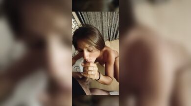 Pompino vogliosa di ricevere e bere la sborra