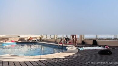 Italiana avventura in piscina OF