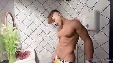 Il colloquio di lavoro finisce con una scopata in bagno OF