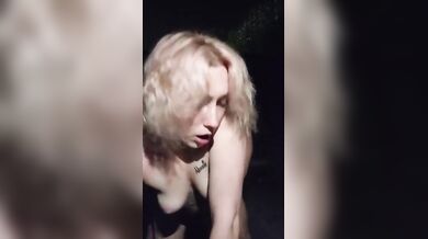 Scopata nel parcheggio coppia esibizionista