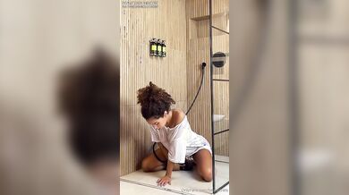 Italiana ricciolina si masturba nella doccia OF