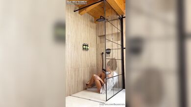 Italiana ricciolina si masturba nella doccia OF