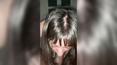 Ragazza italiana fa un pompino a amico nero