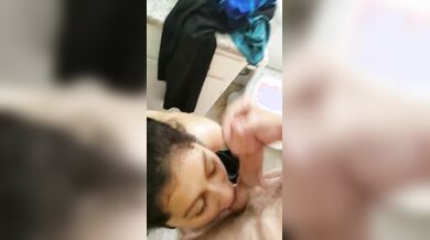 Pompino giovane fidanzata italiana con venuta in bocca