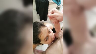 Pompino giovane fidanzata italiana con venuta in bocca