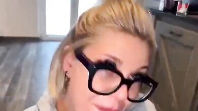 Scopata con splendida sborrata sugli occhiali