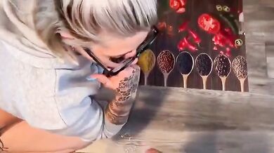 Scopata con splendida sborrata sugli occhiali