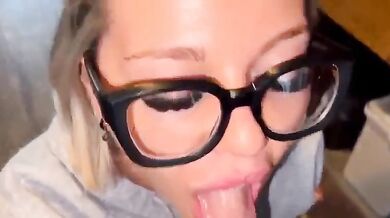 Scopata con splendida sborrata sugli occhiali