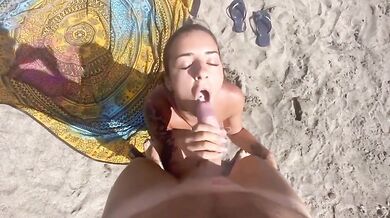 Scopata in spiaggia coppia italiana