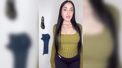 Quando mi viene voglia vado in bagno e mi masturbo col dildo OF