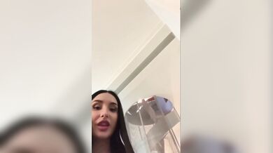 Quando mi viene voglia vado in bagno e mi masturbo col dildo OF