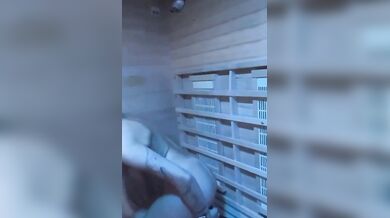 Biondina italiana si masturba con grosso cazzo di gomma OF