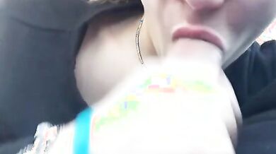 Pompino studentessa bionda con occhiali