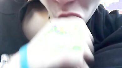 Pompino studentessa bionda con occhiali