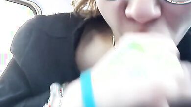 Pompino studentessa bionda con occhiali