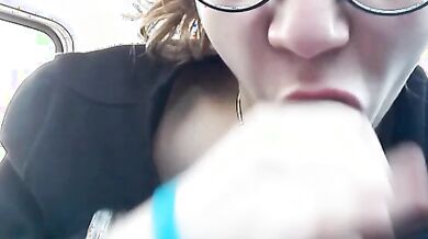 Pompino studentessa bionda con occhiali