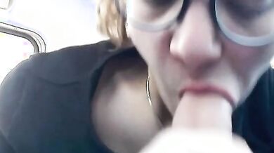 Pompino studentessa bionda con occhiali