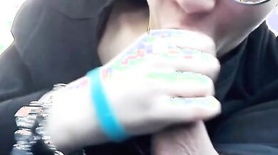 Pompino studentessa bionda con occhiali