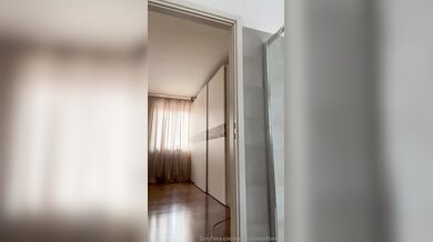 La Botto da l'apirapolvere in topless OF