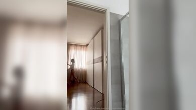 La Botto da l'apirapolvere in topless OF