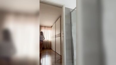 La Botto da l'apirapolvere in topless OF