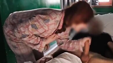 Sega e fa pompino a esibizionista in un ostello