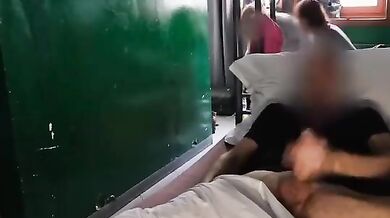 Sega e fa pompino a esibizionista in un ostello