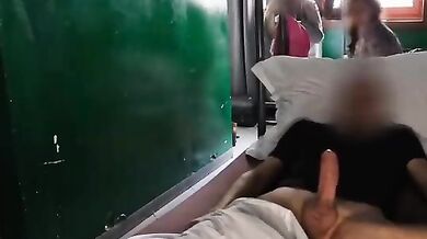 Sega e fa pompino a esibizionista in un ostello