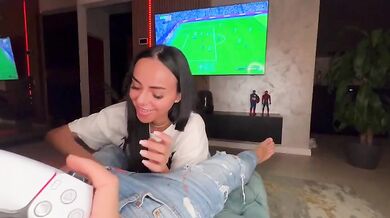 Distrugge la fica della sorellastra