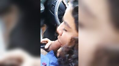 Me lo succhia in macchina