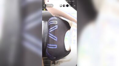 Flash tetone studentessa in live