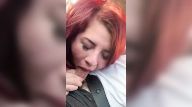 Rossa italiana succhia cazzi in macchina